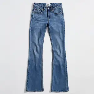 Säljer mina lågmidjade bootcut jeans från lager 157, inga defekter. Uppsydda längst nere ca 3/4 cm. Köpta för 400. 
