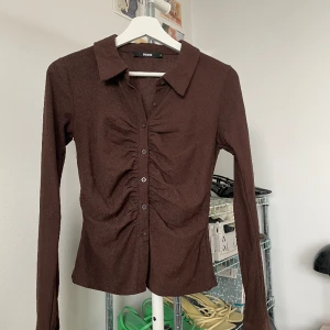 Brun skjorta  - Brun skjorta med detaljer🌞🌞