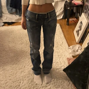 Diesel jeans - Säljer dessa skitsnygga raka diesel jeans som tyvärr inte har kommit till användning😭😭😖Strlk w24/l30. Använd gärna köp nu🥰