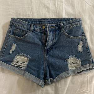 Säljer dessa blåa jeans shortsen💞 säljer då de inte kommer till användning!