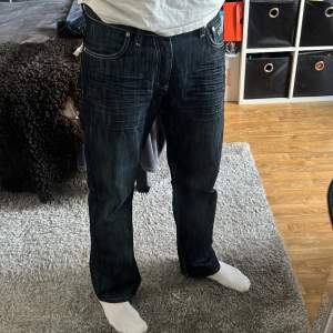 Säljer dessa unika Lacoste jeans som är storlek i 32. Kostar 1400 nya. Säljer för 500kr men kan gå ner i pris vid snabb affär!