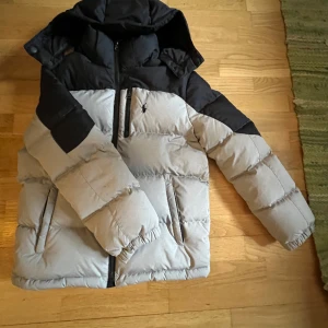 Polo Jacka - Säljer min Polo Ralph Lauren jacka. Den är äkta och den är inköpt för en månad sen och jag har bara testad den då jag köpte fel storlek. Nypris ca 3800. Skriv till mig vid mer frågor. 