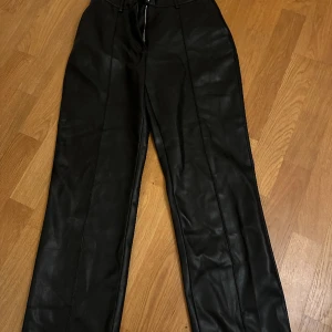 Skinnbyxor nakd - Säljer mina skinnbyxor med pressveck från nakd då de har blivit för små😊