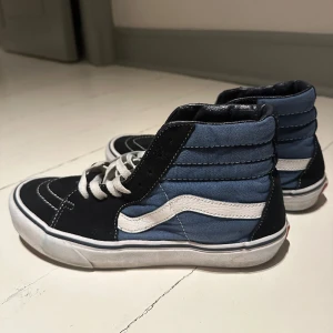 Höga vans i blått och svart - Säljer mina vans i storlek 39, använda endast förra sommaren så inga defekter förutom på märket där bak! Nypris ca 1000 men säljer för 400, pris kan diskuteras 