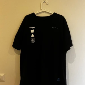 Off-White Caravaggio T-Shirt - Off-White Caravaggio T-shirt Storlek: M (Sitter oversized)  Skick: 9/10 (använd fåtalet gånger, mest samlat damm i garderoben) Inköpt från farfetch för några år sedan.