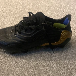 Fotbollskor  - Jag vill sälja mina Adidas Copa sense.1 eftersom jag har vuxit ur dem och har ingen användning av dem längre. De är i gott skick och i storlek 42 2/3.  De är läderskor och är väldigt bekväma och mjuka. Det är FG dobbar på skorna som är i bra skick! 