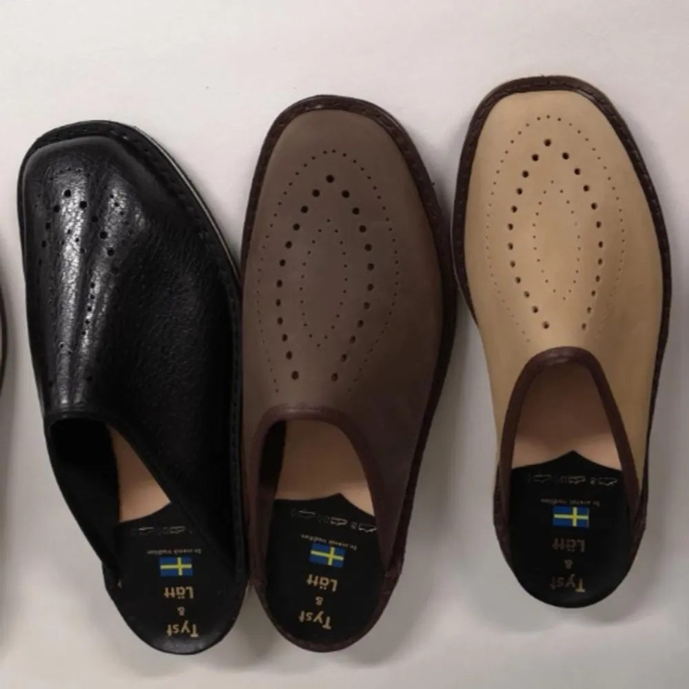 BESKRIVNING  #TOFFEL  Material: Skinn  Klassiska slippers, eller pissetofflor som de ofta kallas i folkmun.   Vår modell av slippers tillverkas i klassiskt utförande och passar lika bra till kontoret som till att hämta posten i.  Produktinformation: . Skor.