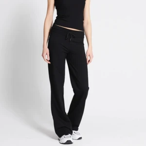 Ebba low Waist - Lågmidjade mjukisbyxor från lager 157. Sjuk snygga och har ett par andra exakt likadana. Säljer dessa för jag råkade beställa 2par. Packetet med dessa byxor är inte öppnat.