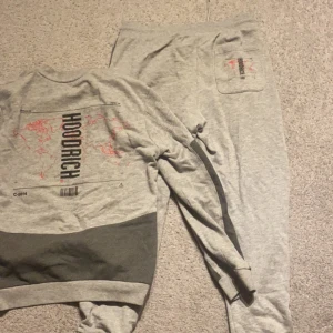 Hoodrich tracksuit - Fint går tracksuit från hoodrich. Används inte längre. Bra skick 8/10, ny pris :1600
