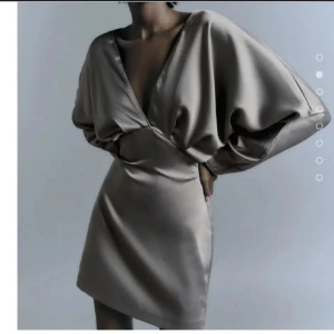 Satin klänning - Säljer denna super söta satin klänningen från zara💘