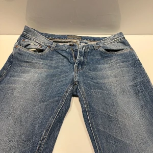Acne jeans - Ett par ljusblåa acne jeans med regular fit lite slitna men inga tydliga flaws
