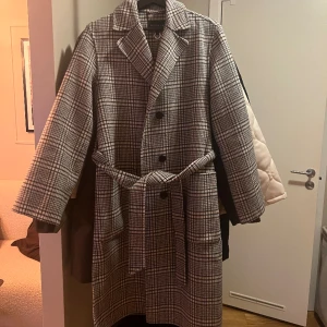 Kappa - Säljer denna fina vårkappa från Stockhlm (MQ). I nyskick. Köptes för 1999 kr och säljer nu för 1000 k🌷