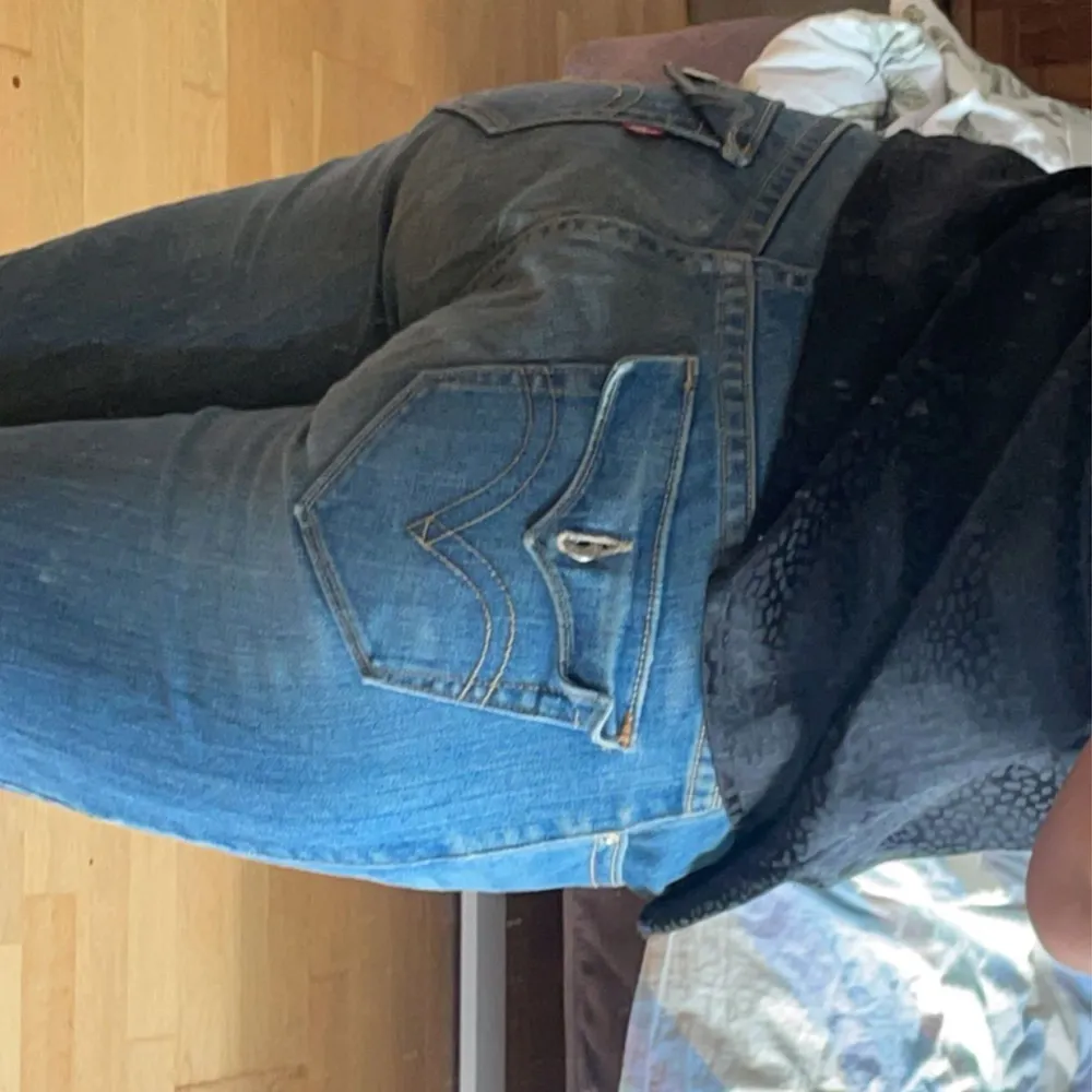 Säljer mina gamla favvo jeans då jag har hittat nya och dom sitter lite stort på mig.💞 sitter som M 💋💋. Jeans & Byxor.