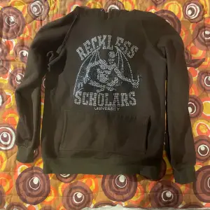 Chill reckless scholars hoodie i storlek L Några nitar saknas samt att det finns ett litet hål i ena armvecket 