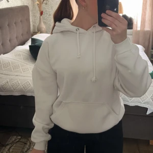Hoodie - Vit hoodie från bikbok. Säljer då jag köpt en ny. Väl använd men i väldigt bra skick.