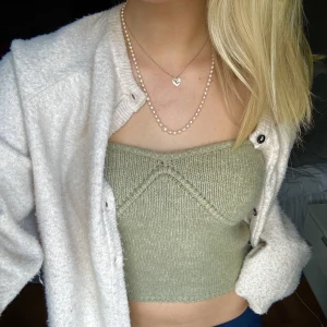 Grön zara topp - Säljer denna snygga stickade zara toppen. Säljer då den inte kmr till användning🩶🩶🩶