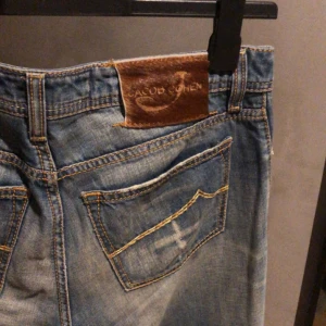 Jacob Cohen jeans - Säljer nu mina riktigt schyssta jeans från Jacob Cohen! Bra skick inga skador och är bara använda ett fåtal gånger. Storleken är 32 men de sitter typ som 30/32! Nypris 4999