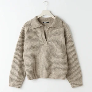 Stickad tröja  - Jättefin och skön tröja från Gina Tricot, knappt använd och i bra skick! Skriv för egna bilder eller frågor❤️