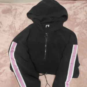 Huvtröja  - Kort huvtröja till midjan.  I fleece. Knappt använd.  Så i bra skick!