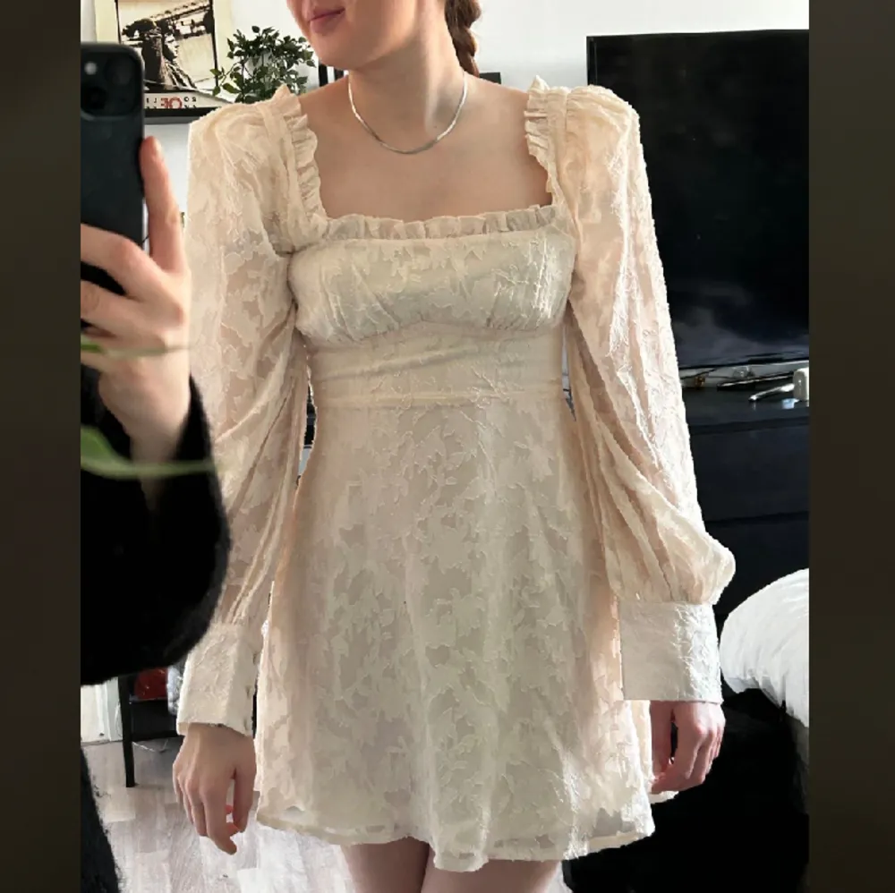 Hej tjejer! Säljer nu denna helt nya endast testade klänningen perfekt till studenten. Den är lite beige aktig och drar mot det champagnefärgade hållet, en unik färg😍 köptes för runt 500kr. Klänningar.