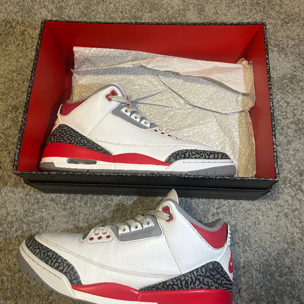 Jordan 3 Fire Red, skon är använd en gång. Kvitto o låda tillkommer. Hör av er för mer information/bilder.. Skor.