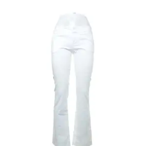 Säljer dessa superfina oanvända jeans från zara. Säljer då de inte kommer till användning. De ser lite ut som kostymbyxor fast med jeans material!!