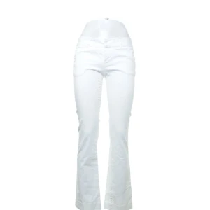Vita byxor - Säljer dessa superfina oanvända jeans från zara. Säljer då de inte kommer till användning. De ser lite ut som kostymbyxor fast med jeans material!!