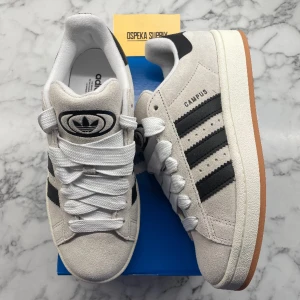 Adidas Campus 00s ”Crystal White” - Helt nya och oanvända Adidas Campus 00s ”Crystal White”. Storlek: 40. Pris: 1499. Skicka ett meddelande vid intresse. Köp tryggt och snabbt hos oss. Många nöjda kunder😊