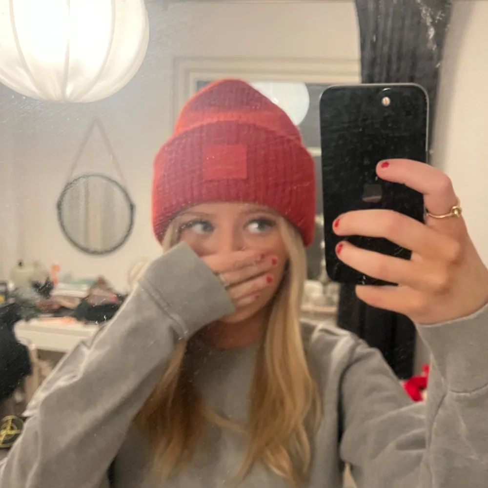 intressekoll på min röda acne mössa, säljer endast vid bra bud. köpt på acnes egna hemsida men har tyvärr inte kvar kvittot… 💖tryck gärna köp nu!💖. Accessoarer.