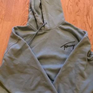 Tommy jeans hoodie ljusblå - Snygg ljusblå hoodie. Nypris runt 1000, mitt pris 350. Mycket bra kondition. Hör av er vid några funderingar