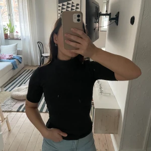 Grå polotröja med trekvart arm - Mörkgrå tun tröja med polotröja och trekvartslång arm. Tight. Storlek XS från Ginatricot. Använd ett par gång, inget slitage eller fläckar. 