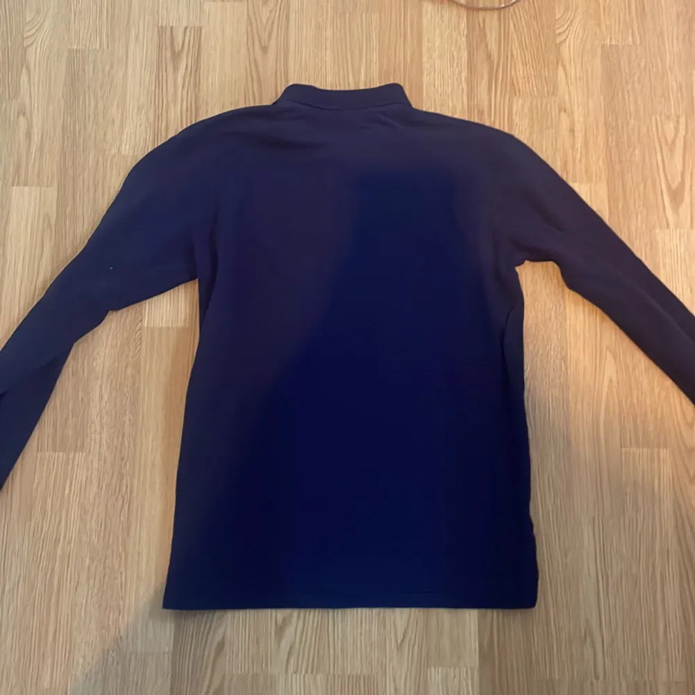 Marinblå Ralph Lauren tröja i storlek L, skulle dock säga att den också passar M väldigt bra . Tröjor & Koftor.