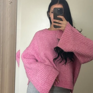 Rosa stickad tröja  - Gullig stickad tröja med vida armar. Använt fåtal gånger 