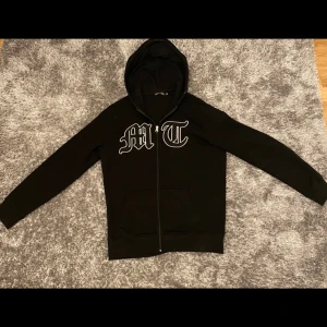 TUTTOLENTE ZIPUP - Tuttolente MT zipup, har varit slutsåld ett långt tag på hemsidan och är svår att få tag på, jag kommer att aktivera budgivning så den som budar högst får den! Kan tänka mig droppa den för ett bra pris! Passa på och tveka inte! 