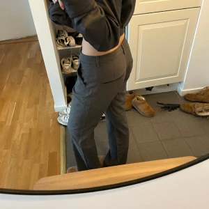 Kostymbyxor  - Gråa kostymbyxor från Filippa K, köpt på sellpy men kommer tyvärr inte till användning. Super snygga och lite low/mid rise beroende på hur man har dom
