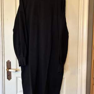 En svart klänning i sweatshirt modell 