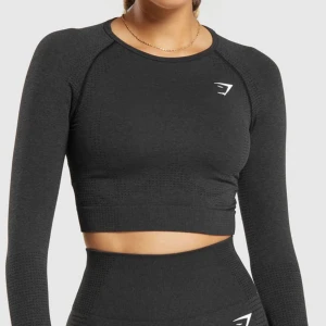 Gymshark topp - Säljer denna träningstoppen då den inte kommer till så stor användning. Den är använda ca 3 ggr. Perfekt skick. Nypris 449kr.