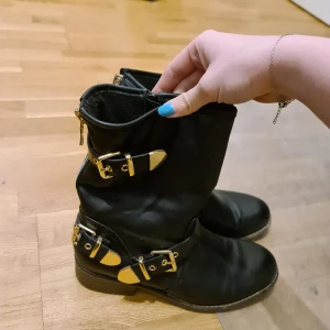 Skor - Skor i bra skick men inte i min stil längre