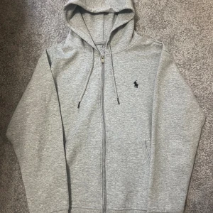 Ralph Lauren kofta - Hej, säljer nu min Ralph Lauren kofta. Koftan är så gott som ny och väldigt sällan använd. Priset kan diskuteras. 