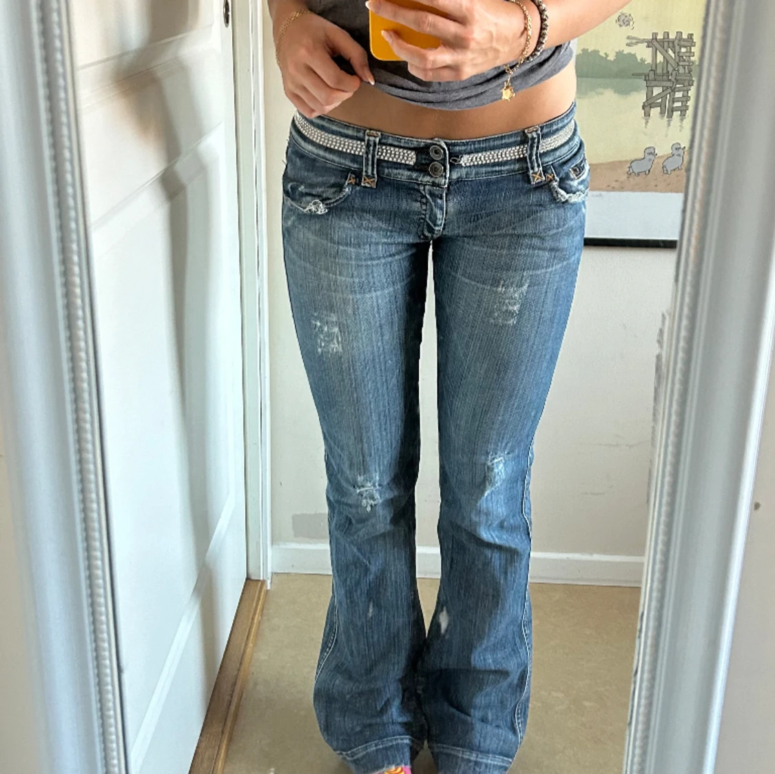 Lågmidjade slitna jeans
