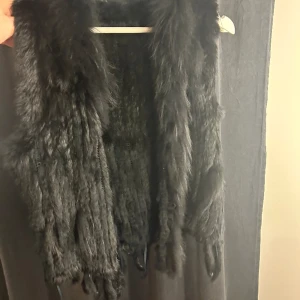 Äkta pälsväst i oanvändt skick - Fin ÄKTA pälsväst i nyskick! Storlek:s/xs Perfekt till våren med hoodie eller nått stickat😍