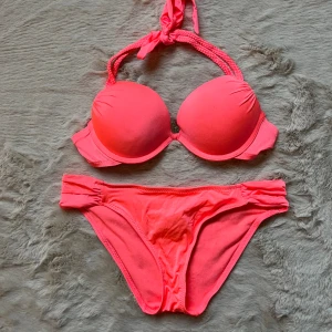 Bikini  - Endast testad, legat nedpackad i låda. Korall färg rosa/röd. Stl 70A bh och trosorna stl S 