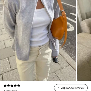 Djerf Avenue Button up cardigan Grey Melange  - Cardigan från Djerf avenue i storlek L. Fint skick och endast använd ett fåtal gånger. Säljer för att den är lite för stor för mig och kommer inte till användning. Slutsåld på hemsidan och nypris 1299kr. 