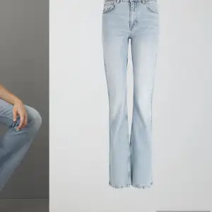 Jeans från Gina Tricot!  Namn: Full lenght flare jeans Använda ett fåtal gånger! Säljer pga att de är lite för stora för mig! Jeansen är midwaist! Skriv gärna vid eventuella frågor! 