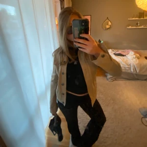 Vårjacka - Jättesnygg beige jeansliknande jacka från Kaffe 💓 Perfekt till våren och sommaren!! Endast använd ett fåtal gånger och säljer då den inte kommer till användning