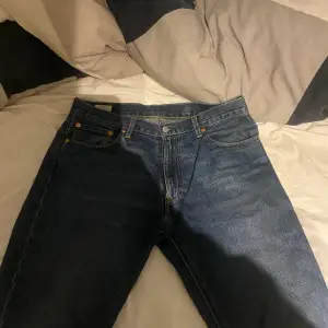 Mörkblåa Levi jeans 551. Storlek W33 L32. Skriv vid någon fundering