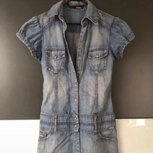 jeansklänning  - supersöt jeansklänning. skriv för fler bilder💝💝💝💝
