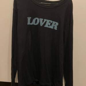 Säljer min Bianca Chandon lover longsleeve, använd ett fåtal gånger mest bara hängt i garderoben, cond 7/10