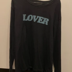 Bianca Chandon Lover tröja - Säljer min Bianca Chandon lover longsleeve, använd ett fåtal gånger mest bara hängt i garderoben, cond 7/10