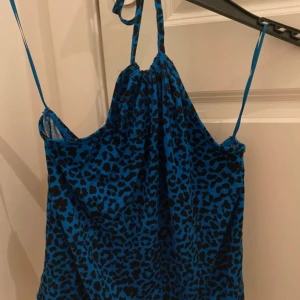 Leopard topp - Blå och svart halterneck-topp med leopard mönster!